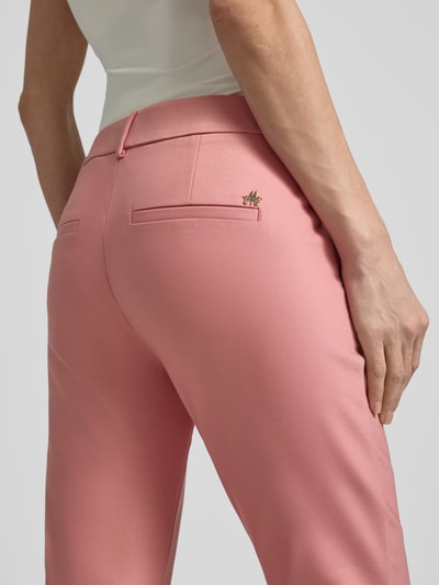 Vrouwenmodel draagt Slim Fit broek met sierzakken model 'Abbey' van MOS MOSH, katoenmix met stretch, detailopname achteraan.