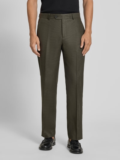 Männermodel trägt Regular Fit Anzughose aus reinem Leinen Modell 'BAILEY' von SELECTED HOMME in Olivgrün, Ganzkörperansicht von vorne.