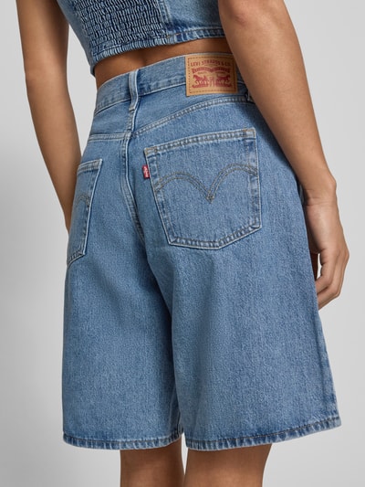 Vrouwenmodel draagt Loose Fit Jeansshorts uit puur katoen model 'MIDDY JORT' van Levi's®, denimlook, labelpatch, 5-pocketmodel, knoop- en ritssluiting, riemlussen, hele achteraanzicht