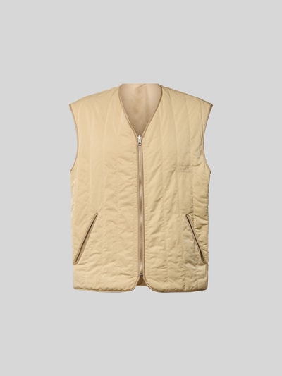 Produktfoto, Relaxed Fit Weste in Stepp-Optik von MM6 Maison Margiela, beige, V-Ausschnitt, Reißverschluss, Eingrifftaschen, glatte Textur.