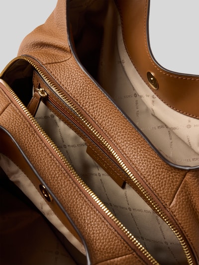 Produktfoto, Detailansicht der Shouldertasche in Braun, geteiltes Hauptfach mit Reißverschluss, Logo-Applikation, Shoulder Bag mit Logo-Applikation Modell 'Lillie' von MICHAEL Michael Kors, sichtbare Kettendetails am Schulterriemen, strukturierte Lederoptik, Magnetverschluss, neutrale Innenfutterfarbe