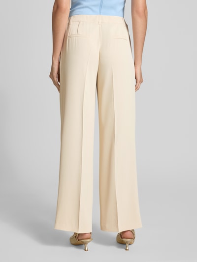 Frauenmodel trägt Stoffhose mit Bügelfalte von V by Vera Mont in Beige, Straight Fit, Gesäßleistentaschen, Material-Mix, Ganzkörperansicht Rückansicht.