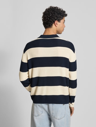 Männermodel trägt Regular Fit Strick-Poloshirt mit Block-Streifen von REVIEW, Reine Baumwolle, Rückenlänge 66 cm, Ganzkörperansicht Rückansicht.