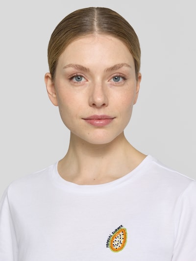 Frauenmodel trägt T-Shirt mit Perlen und Rundhalsausschnitt von Smith and Soul, Motiv, Reine Baumwolle, Regular-Fit, Nahaufnahme Oberkörper.