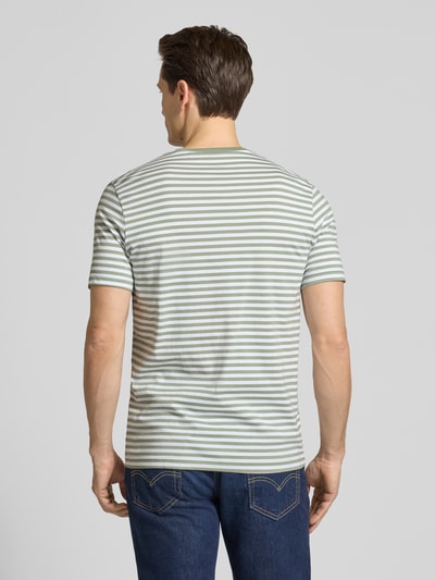 Männermodel trägt Regular Fit T-Shirt Mit Logo-Stitching von Christian Berg Men, grün-weiß gestreift, Baumwolle, Ganzkörperansicht Rückansicht.