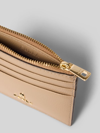 Produktfoto, Card Case mit Label-Detail Modell 'CAMELIA' von FURLA in Beige mit Hauptfach mit Reißverschluss und diversen Einsteckfächern, Lederstruktur