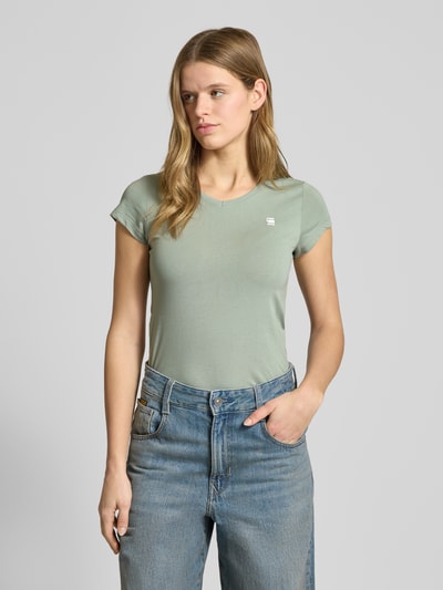 Modelka damska ma na sobie T-shirt mit Label-Stitching von G-Star Raw, bawełna, krój slim fit, prążkowany okrągły dekolt, długość tyłu 57 cm w rozmiarze S, widok całościowy z przodu.