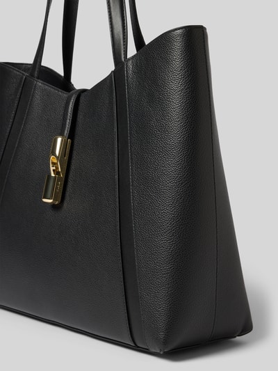 Produktfoto, Tote Bag mit Logo-Detail Modell 'Goccia' von FURLA aus schwarzem Leder, Struktur mit goldfarbenem Logo-Detail, Hauptfach mit Riemenverschluss, schmale Trageriemen, Maße ca. 33 cm Breite, 31 cm Länge, 12 cm Tiefe, Schulterriemen ca. 51 cm.