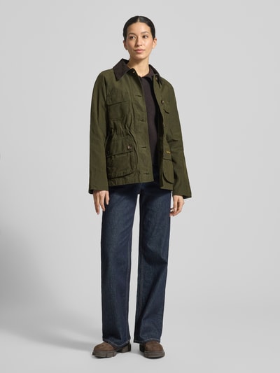 Modelka nosi Regular Fit Kurtka funkcyjna z czystej bawełny Model 'CROTON' od Barbour, efekt: jednolity kolor, wykładany kołnierz, listwa guzikowa, wyhaftowane logo, hydrofobowy, długi rękaw, materiał: bawełna, widok całej sylwetki z przodu.