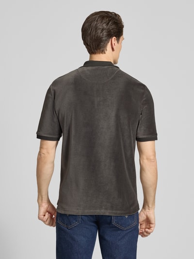 Männermodel trägt Regular Fit Poloshirt mit Reißverschluss Modell 'Francis' von Tiger Of Sweden, Baumwoll-Mix, Ganzkörperansicht Rückansicht.