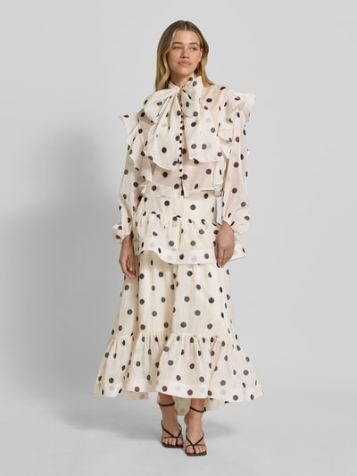 Vrouwenmodel draagt Boxy Fit Chiffon-blouse met polkadots-motief model 'DOROTHY' van Vero Moda, semi-transparant, ballonnenmouwen, stoffen band, rüschenapplicatie. Ganzlichaamsaanzicht van voren.