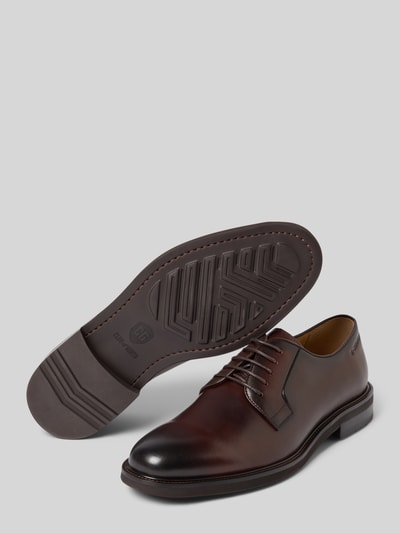 Productfoto, Derby uit leer met label in reliëf Model 'UMMO' van CG – CLUB of GENTS, gecoat, afgeronde vorm, vetersluiting, gestructureerde zool, hakhoogte maat 44: 3 cm, schachthoogte maat 44: 7 cm, schachtbreedte maat 44: 10 cm, bruin met zwarte accenten