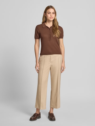 Frauenmodel trägt Stoffhose mit Bügelfalte Modell 'Melane' von OPUS, Material-Mix mit Viskose-Anteil, Straight Fit, Knopf-Reißverschluss, Ganzkörperansicht von vorne.