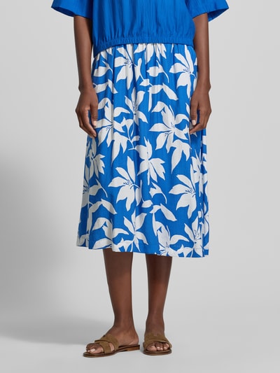 Frauenmodel trägt Relaxed Fit Ausgestellter Midi-Rock aus Viskose-Mix von s.Oliver RED LABEL in Blau mit Florales-Allover-Muster, Elastisch, Popeline, Midi-Länge, Ganzkörperansicht von vorne.