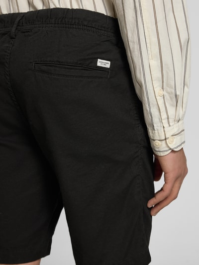 Männermodel trägt Shorts mit Tunnelzug Modell 'JAIDEN' von Jack & Jones aus Baumwoll-Leinen-Mix, Regular-Fit, Detailaufnahme Rückansicht.