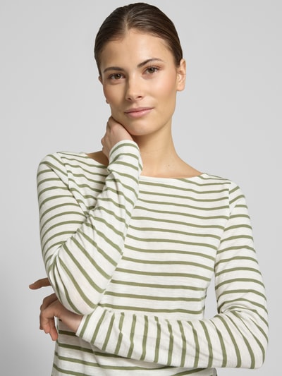 Frauenmodel trägt Regular Fit Langarmshirt aus reiner Baumwolle von s.Oliver RED LABEL, gestreift in Grün und Weiß, U-Boot-Ausschnitt, Nahaufnahme Oberkörper.