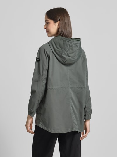Frauenmodel trägt Regular Fit Jacke mit Logo-Detail Modell 'Dorine' von Frieda & Freddies aus Baumwoll-Mix mit Kapuze und Eingrifftasche, elastische Ärmelabschlüsse, Farbe Khaki, Rückansicht, Rückenlänge 72 cm, Schulterbreite 40 cm, Brustweite 57 cm, Ärmellänge 62 cm. Ganzkörperansicht Rückansicht.
