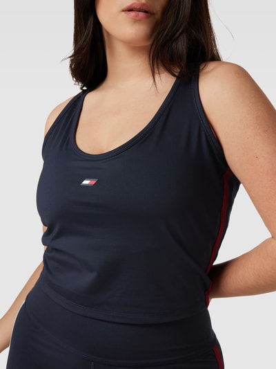 Tommy Hilfiger Curve Top krótki PLUS SIZE z detalem z logo Granatowy 3