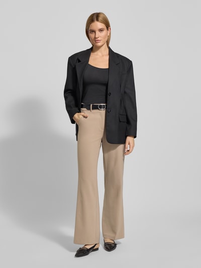 Vrouwenmodel draagt stoffen broek met bandplooien, steekzakken en achterzakken, model 'AMELIE' van Cambio, materiaalmix, recht model, beige, voorkant volledige lichaam.