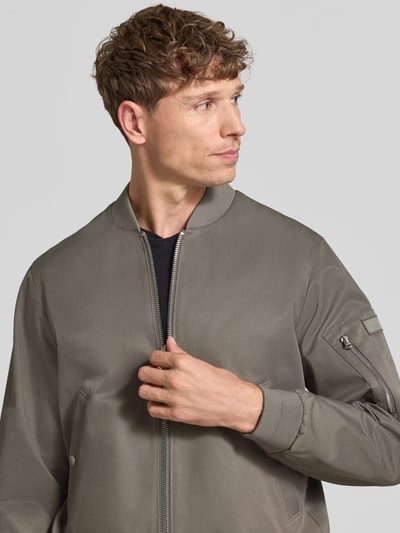 Männermodel trägt Regular Fit College-Jacke mit Baumwoll-Anteil von Marc O'Polo, unifarben, Reißverschluss, Nahaufnahme Oberkörper.