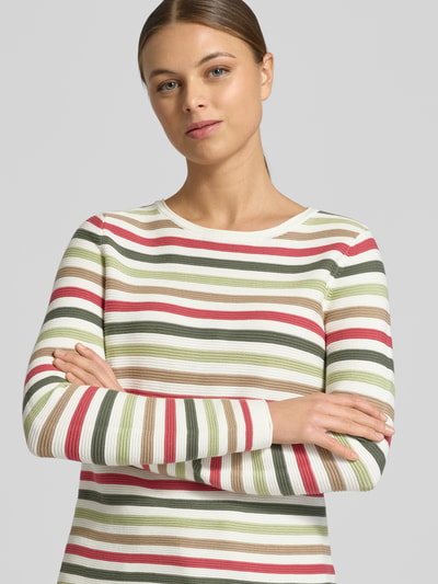 Frauenmodel trägt Regular Fit Strickpullover aus reiner Baumwolle von Tom Tailor in gestreiftem Allover-Muster, Nahaufnahme Oberkörper.