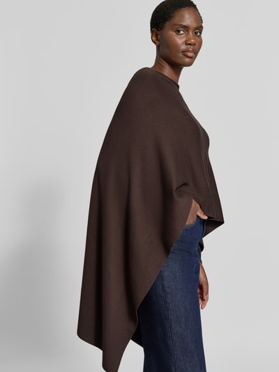 Vrouwenmodel draagt Relaxed Fit Poncho uit viscosemix in tricotlook van comma, donkerbruin, verlengde achterkant, ruglengte maat 1: 57 cm, zijaanzicht