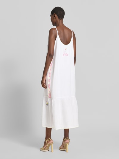 Frauenmodel trägt Midikleid mit Stitchings von Marc Cain in Weiß, Reine Baumwolle, Gerader-Schnitt, Träger mit Schnürung, Ganzkörperansicht Rückansicht. Rückenlänge 112 cm, Brustweite 31 cm, Größe 36.