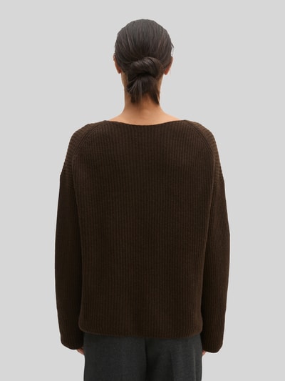 Frauenmodel trägt Relaxed Fit Pullover aus Schurwoll-Mix von Marc O'Polo in Dunkelbraun, strukturierte Rippenoptik, Ganzkörperansicht Rückansicht, Damen Pullover von Marc O'Polo