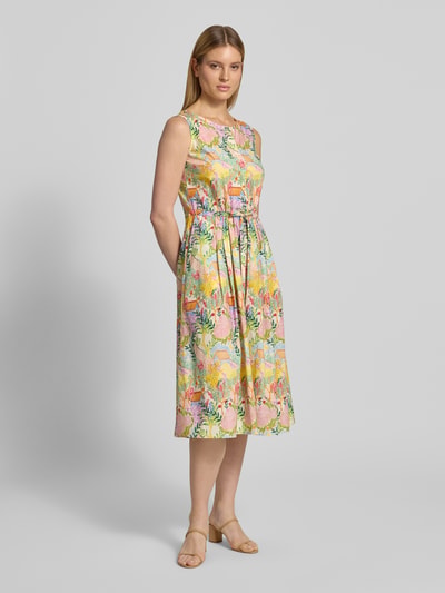 Kobiece modelka nosi Midikleid im Allover-Look mit Bindegürtel od WHITE LABEL z bawełny, linia a, wzór na całej powierzchni, okrągły dekolt, listwa guzikowa, wiązany pasek, długość tyłu w rozmiarze 36: 117 cm, szerokość w rozmiarze 36: 49 cm, widok całej sylwetki z przodu.