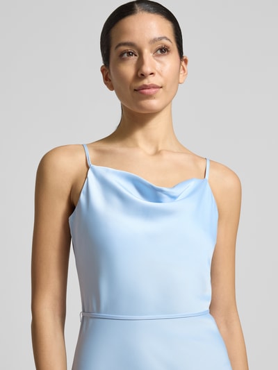 Kobiece modelka nosi Slim Fit Midikleid aus Satin Modell 'Thea' von YAS, elastyczna mieszanka materiałów, cienkie ramiączka, satyna, odpinana tasiemka w talii, szerokość w rozmiarze 36: 46 cm, długość tyłu w rozmiarze 36: 124 cm, jasnoniebieski kolor, gładka tekstura, zbliżenie na górę sukienki, nahaufnahme górnej części ciała.