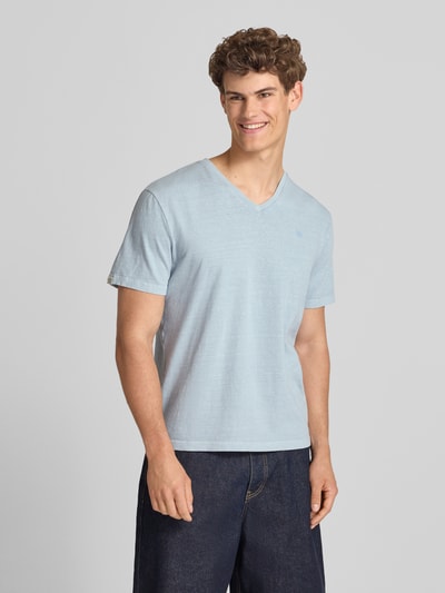 Männermodel trägt T-Shirt aus Baumwoll-Leinen-Mix mit V-Ausschnitt von Superdry in Hellblau, Regular Fit, glatte Textur, Ganzkörperansicht von vorne.