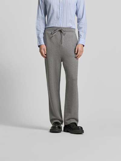Männermodel trägt Wide Fit Sweathose mit Kaschmir-Anteil von Officine Générale, Strick-Optik, grau, Baumwoll-Mix, Ganzkörperansicht von vorne.