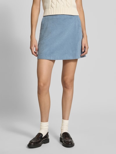 Vrouwenmodel draagt lichtblauwe Regular Fit Mini-Rock uit katoenmix model 'CORDUROY MINI' van ARMEDANGELS, Dames minirok, vooraanzicht van het volledige lichaam.