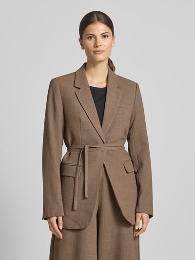 Vrouwenmodel draagt Blazer met Viskose-Anteil model 'Darina' van MSCH Copenhagen, materiaalmix, getailleerd, reverskraag, knoopsluiting, tailleband, klepzakken, ruglengte maat S 72 cm, borstwijdte 48 cm, mouwlengte 63 cm, kleur bruin, structuur fijn, voorkant totaalbeeld