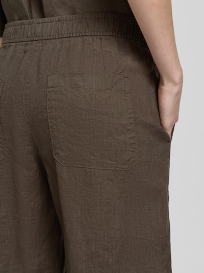 Frauenmodel trägt Leinenhose in verkürzter Passform Modell 'myha linen' von OPUS, reine Leinen, elastischer Bund, Detailaufnahme Rückansicht.