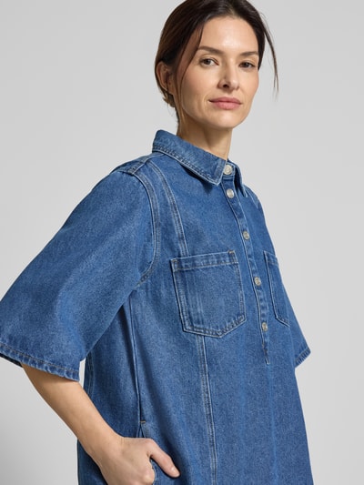 Frauenmodel trägt Jeanskleid mit Brusttaschen Modell 'Mola' von LOLLYS LAUNDRY, Baumwoll-Viskosegemisch, Gerader-Schnitt, Hemdblusenkragen, Knopfleiste, Minikleid, Nahaufnahme Oberkörper.