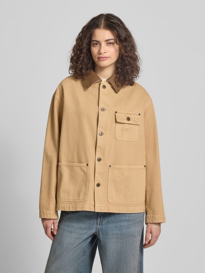 Frauenmodel trägt Regular Fit Jeansjacke aus reiner Baumwolle Modell 'FLIMANE-1-D_B' von Hugo Blue, unifarbener Denim, Knopfleiste, Ganzkörperansicht von vorne.