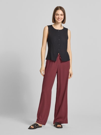 Modelka nosi Wide Leg Leinenhose mit elastischem Bund Modell 'GOA' von Only, efekt: jednolity kolor, krój: spodnie z szerokimi nogawkami, tunel, elastyczny pas, wpuszczane kieszenie, materiał: mieszanka wiskozy i lnu, Ganzkörperansicht von vorne.