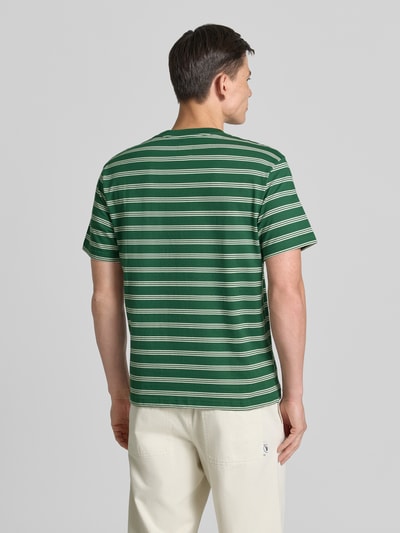 Męski t-shirt Relaxed Fit T-Shirt mit Logo-Stitching Modell 'Easton' od Wood Wood, bawełna, krój relaxed fit, okrągły dekolt, długość tyłu 71 cm w rozmiarze M, zielone i białe paski, widoczne wyhaftowane logo, widoczna tekstura bawełny. Ganzkörperansicht Rückansicht.