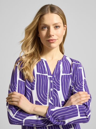 Frauenmodel trägt Wellen-Print Schlupfbluse aus Viskose von Christian Berg Woman, Regular-Fit, V-Ausschnitt, Nahaufnahme Oberkörper.
