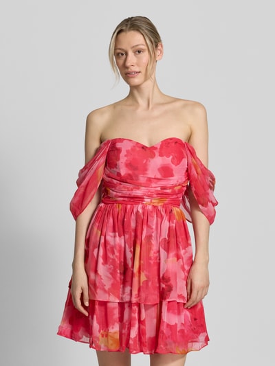Frauenmodel trägt Cocktailkleid im Off-Shoulder-Design von LACE & BEADS in Pink mit Allover-Look, taillierter Schnitt, Minikleid, Nahaufnahme Oberkörper. Rückenlänge 67 cm, Brustweite 45 cm, Ärmellänge 43 cm bei Größe S.