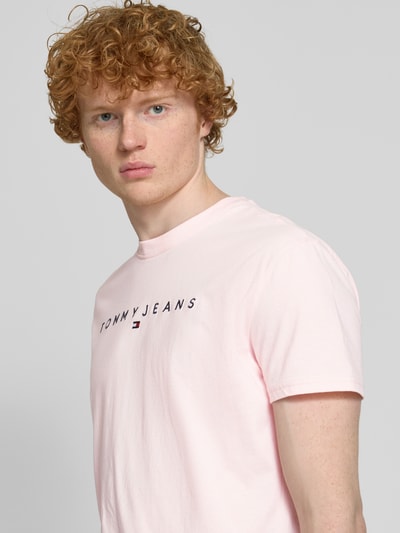 Tommy Jeans Regular Fit T-Shirt aus reiner Baumwolle mit Label Stitching Pink 3