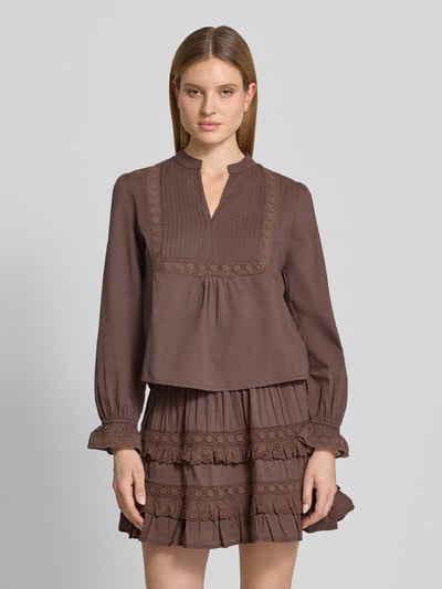 Frauenmodel trägt Bluse mit Häkelspitze Modell 'Tamya' von mbyM aus Reine Baumwolle, Gerader-Schnitt, Serafino-Kragen, Elastische Ärmelabschlüsse, Vorderansicht Oberkörper.