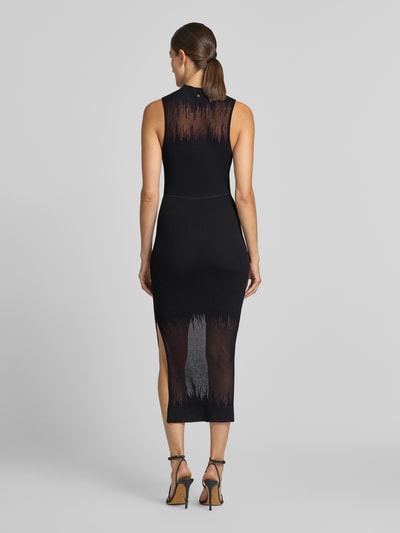 Frauenmodel trägt Enganliegendes Freizeitkleid aus Viskose-Mix Modell 'Sieffily' von HUGO in Schwarz mit transparenten Partien, Ganzkörperansicht Rückansicht, Damen Freizeitkleid von HUGO.