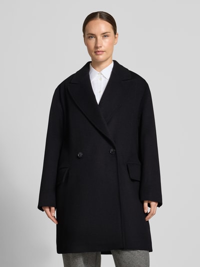 Frauenmodel trägt Regular Fit Mantel aus Woll-Mix Modell 'C_Calesarina' von BOSS Orange, Dunkelblau, glatte Textur, Ganzkörperansicht von vorne.