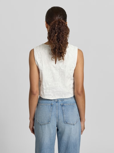 Frauenmodel trägt Cropped Blusentop mit rückseitigem Schlüsselloch-Ausschnitt von Mango aus Reine Baumwolle, Straight Fit, Modell 'LISBOA', Rückansicht, Ganzkörperansicht.