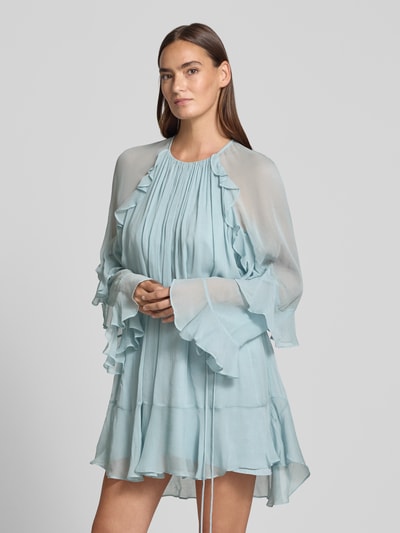 Frauenmodel trägt hellblaues tailliertes Freizeitkleid aus reiner Viskose Modell 'C_DREDIA' von BOSS Orange, Nahaufnahme Oberkörper. Damen Freizeitkleid von BOSS Orange.