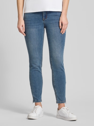 Frauenmodel trägt Skinny Fit Jeans mit Viskose-Anteil Modell 'Italy' von Buena Vista in Blau, 5-Pocket, elastisch, Baumwoll-Mix, Nahaufnahme Oberkörper bis Füße.