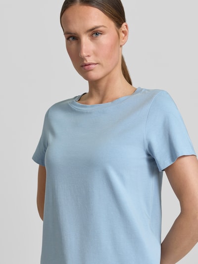 Vrouwenmodel draagt Regular Fit T-shirt uit katoenmix model 'MULTIF' van Weekend Max Mara, effen lichtblauw jersey, korte mouw, logo-print, ronde hals. Nahaufnahme bovenlichaam.
