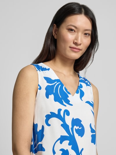 Modelka kobieca ma na sobie top Loose Fit Top aus reiner Viskose Modell 'EASY JOY' von Vero Moda, efekt: wzór na całej powierzchni, dekolt w serek, bez rękawów, materiał: wiskoza. Zbliżenie na górną część ciała.